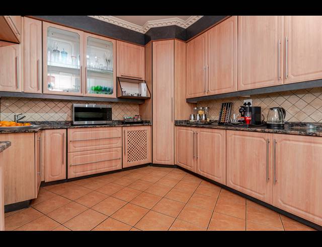 6 BEDROOM FREESTANDING FOR SALE IN VORNA VALLEY